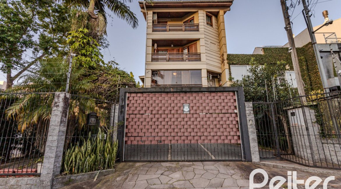Casa à venda com 446m², 4 dormitórios, 1 suíte, 4 vagas, no bairro Tristeza em Porto Alegre