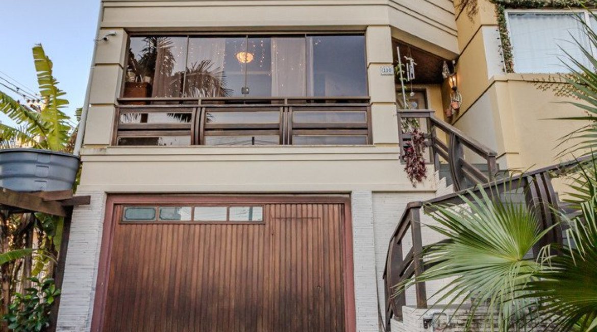 Casa à venda com 446m², 4 dormitórios, 1 suíte, 4 vagas, no bairro Tristeza em Porto Alegre