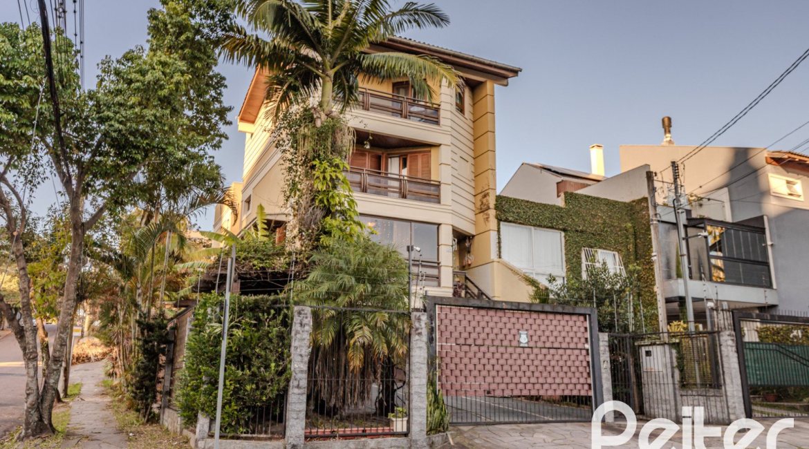 Casa à venda com 446m², 4 dormitórios, 1 suíte, 4 vagas, no bairro Tristeza em Porto Alegre