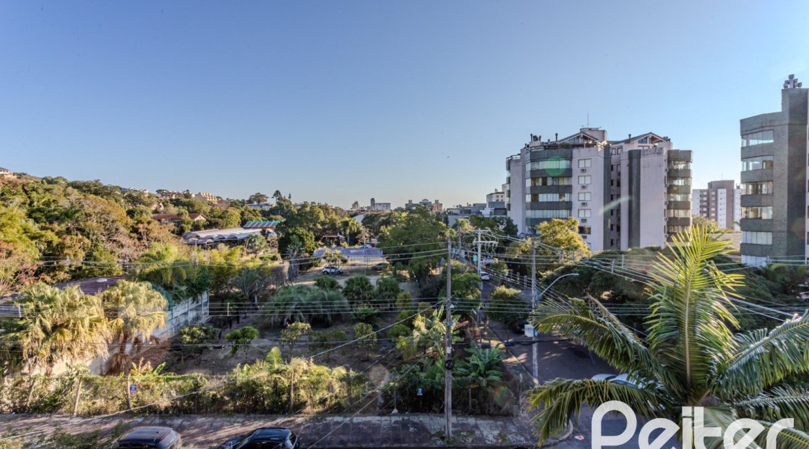 Casa à venda com 446m², 4 dormitórios, 1 suíte, 4 vagas, no bairro Tristeza em Porto Alegre