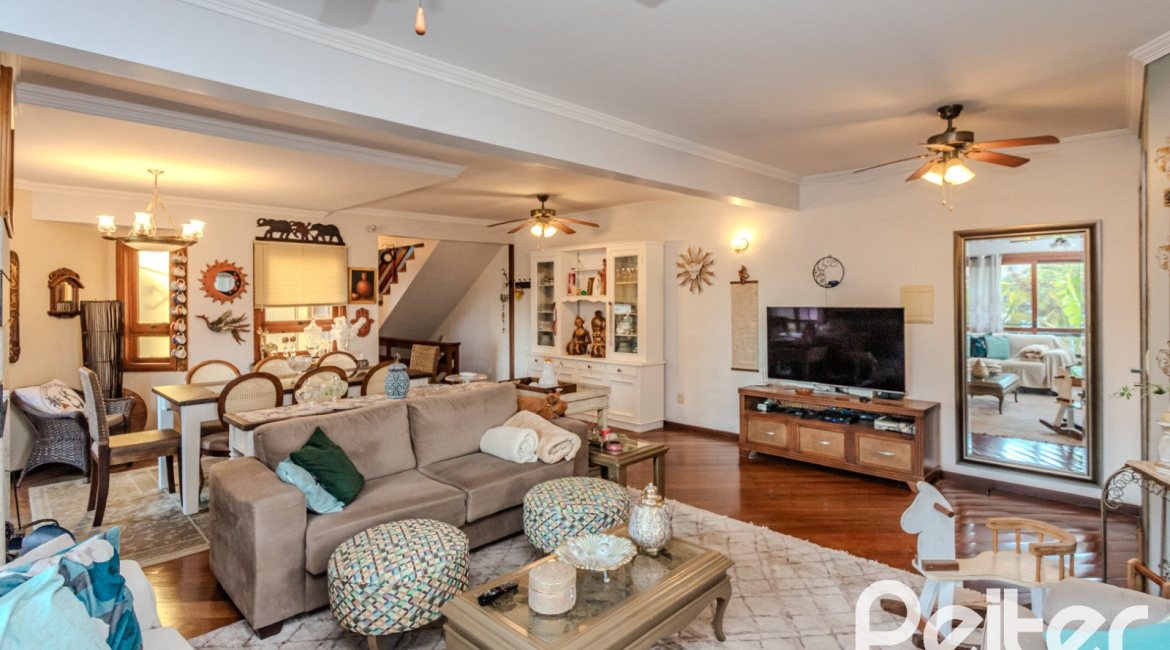 Casa à venda com 446m², 4 dormitórios, 1 suíte, 4 vagas, no bairro Tristeza em Porto Alegre