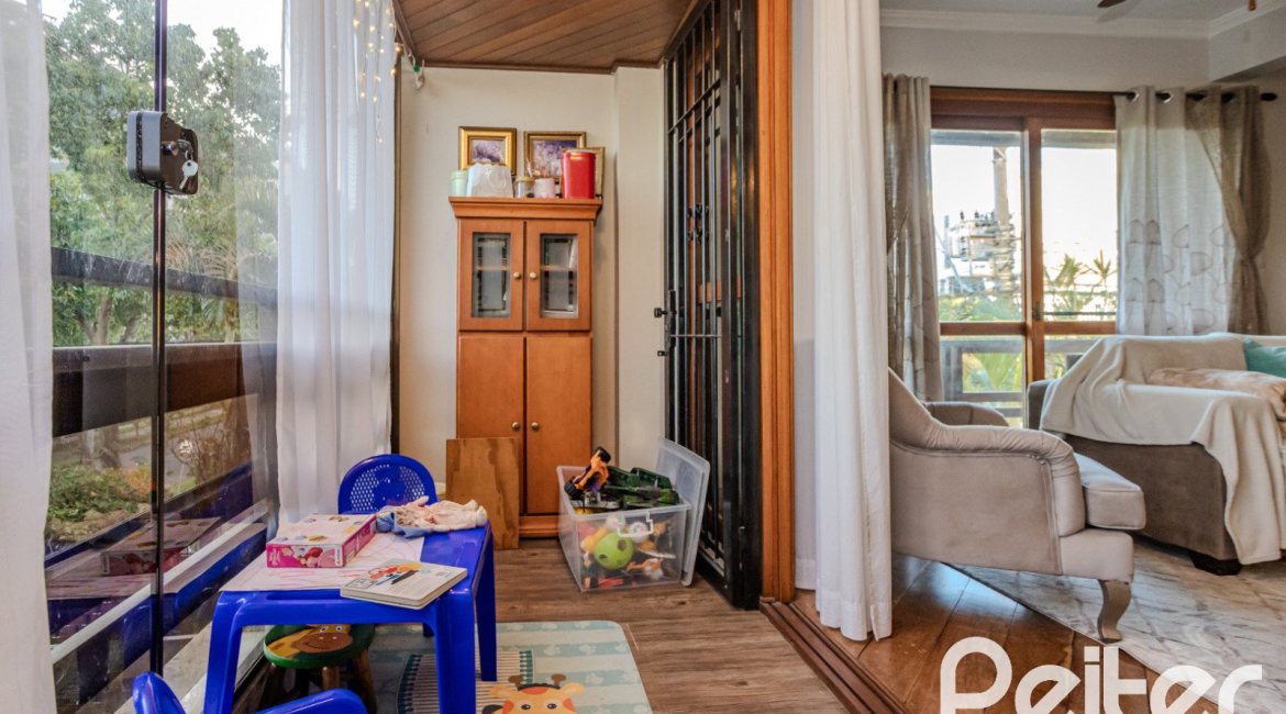 Casa à venda com 446m², 4 dormitórios, 1 suíte, 4 vagas, no bairro Tristeza em Porto Alegre