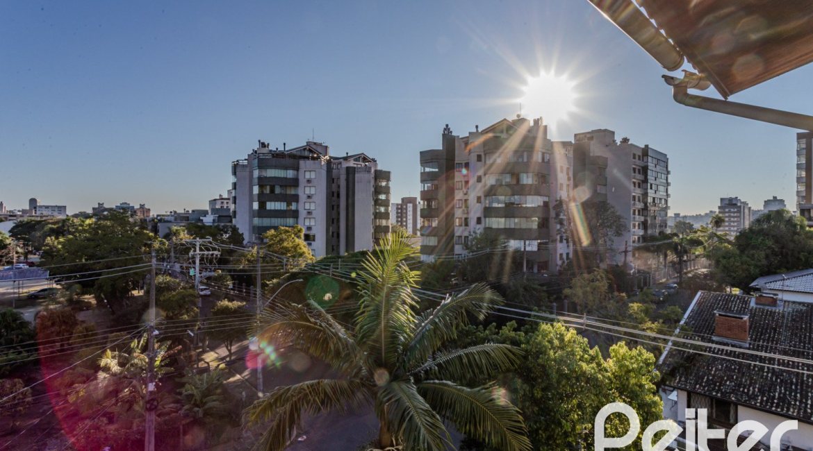 Casa à venda com 446m², 4 dormitórios, 1 suíte, 4 vagas, no bairro Tristeza em Porto Alegre