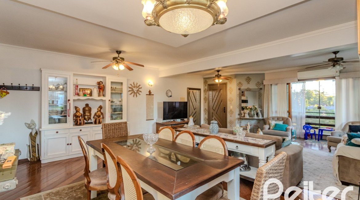Casa à venda com 446m², 4 dormitórios, 1 suíte, 4 vagas, no bairro Tristeza em Porto Alegre