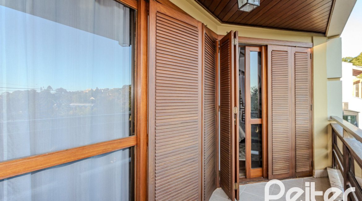 Casa à venda com 446m², 4 dormitórios, 1 suíte, 4 vagas, no bairro Tristeza em Porto Alegre