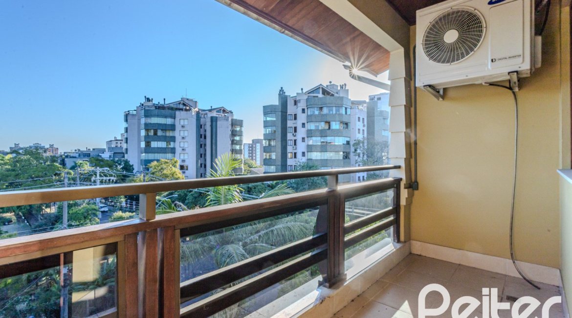 Casa à venda com 446m², 4 dormitórios, 1 suíte, 4 vagas, no bairro Tristeza em Porto Alegre