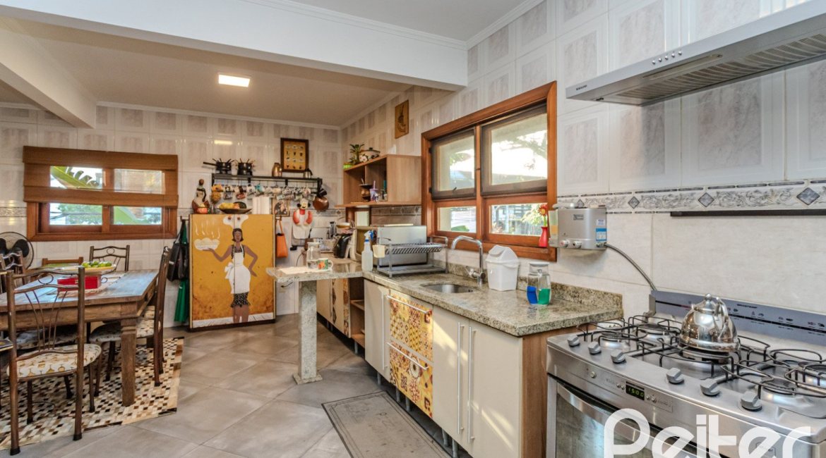 Casa à venda com 446m², 4 dormitórios, 1 suíte, 4 vagas, no bairro Tristeza em Porto Alegre