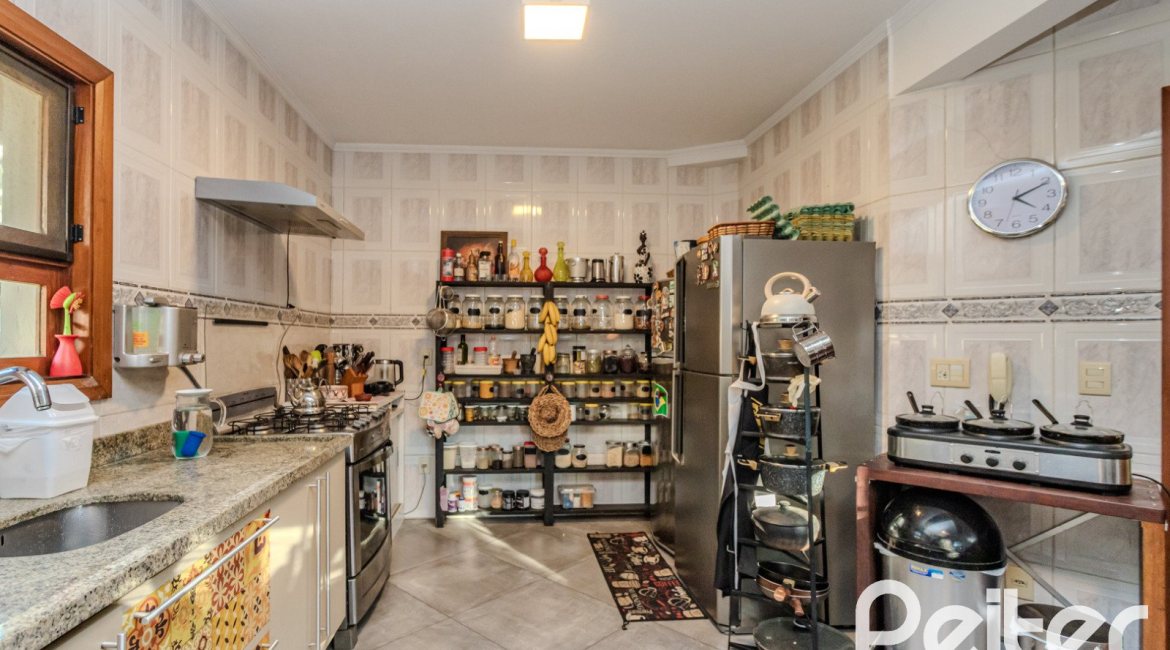 Casa à venda com 446m², 4 dormitórios, 1 suíte, 4 vagas, no bairro Tristeza em Porto Alegre