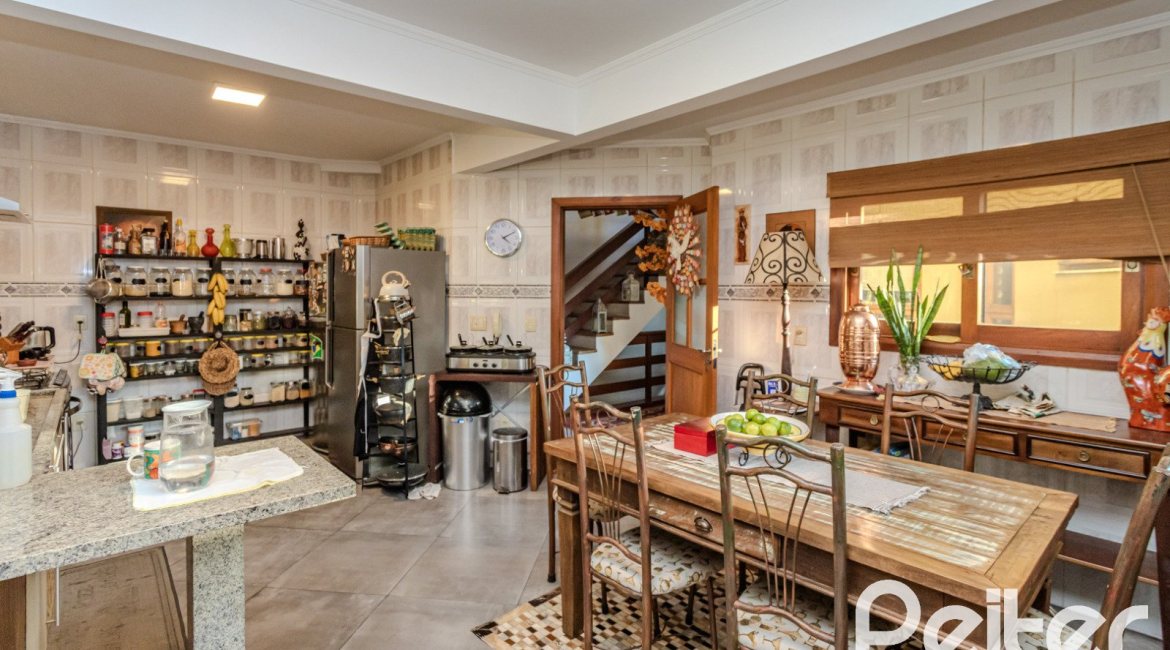 Casa à venda com 446m², 4 dormitórios, 1 suíte, 4 vagas, no bairro Tristeza em Porto Alegre