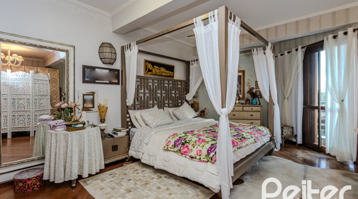 Casa à venda com 446m², 4 dormitórios, 1 suíte, 4 vagas, no bairro Tristeza em Porto Alegre