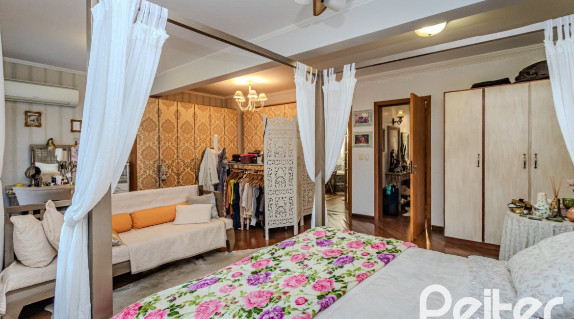 Casa à venda com 446m², 4 dormitórios, 1 suíte, 4 vagas, no bairro Tristeza em Porto Alegre