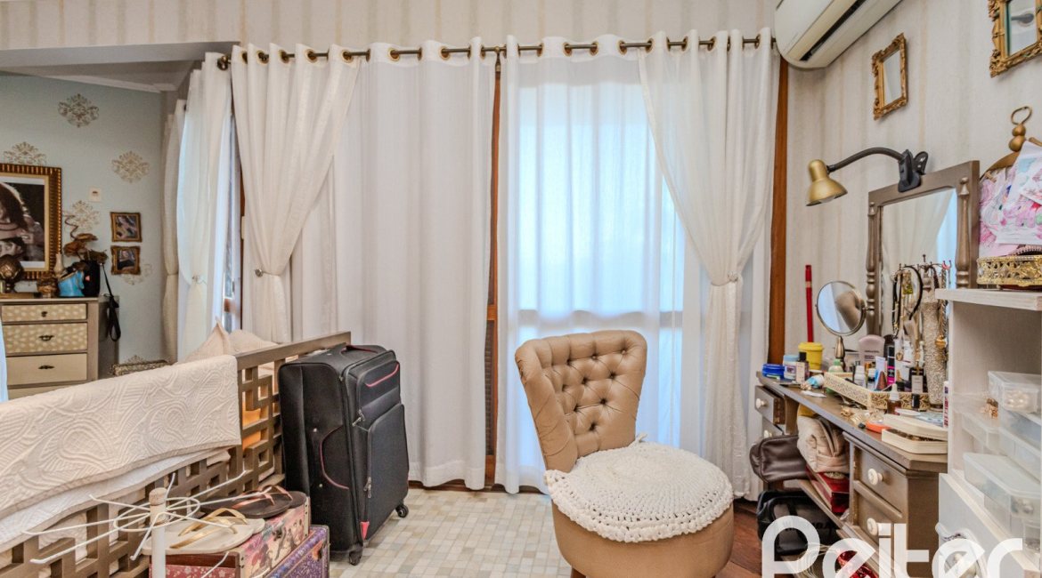 Casa à venda com 446m², 4 dormitórios, 1 suíte, 4 vagas, no bairro Tristeza em Porto Alegre