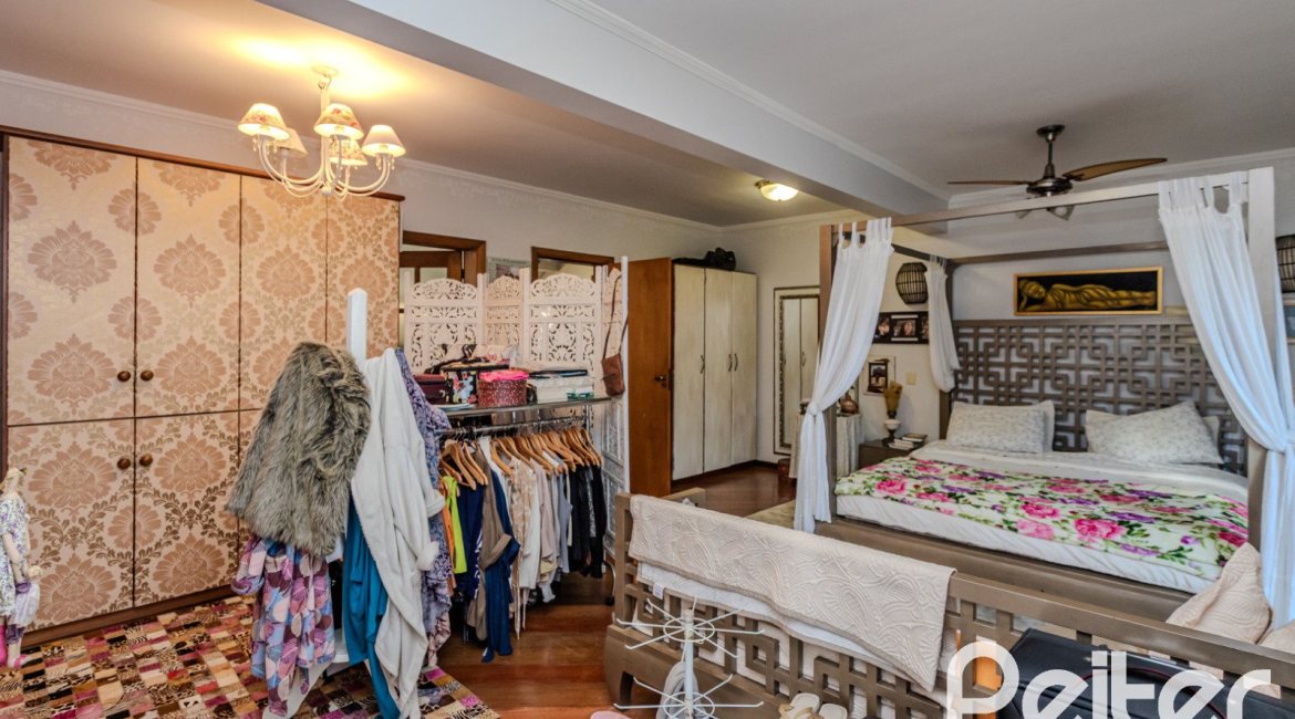 Casa à venda com 446m², 4 dormitórios, 1 suíte, 4 vagas, no bairro Tristeza em Porto Alegre