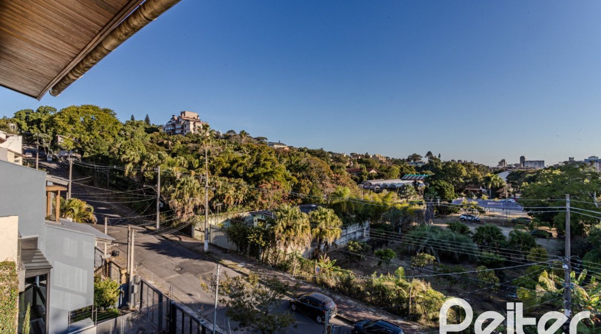 Casa à venda com 446m², 4 dormitórios, 1 suíte, 4 vagas, no bairro Tristeza em Porto Alegre