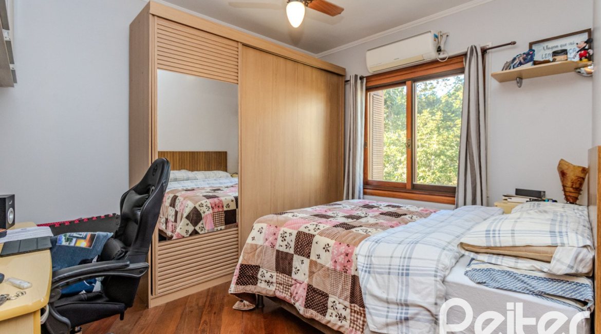 Casa à venda com 446m², 4 dormitórios, 1 suíte, 4 vagas, no bairro Tristeza em Porto Alegre