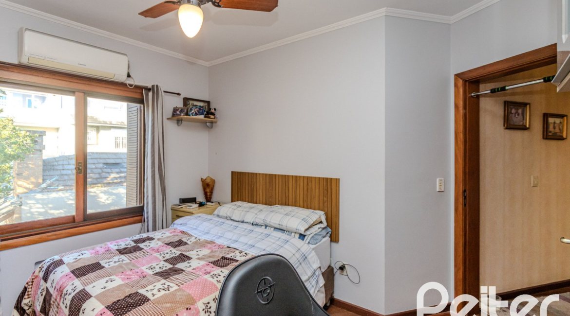 Casa à venda com 446m², 4 dormitórios, 1 suíte, 4 vagas, no bairro Tristeza em Porto Alegre