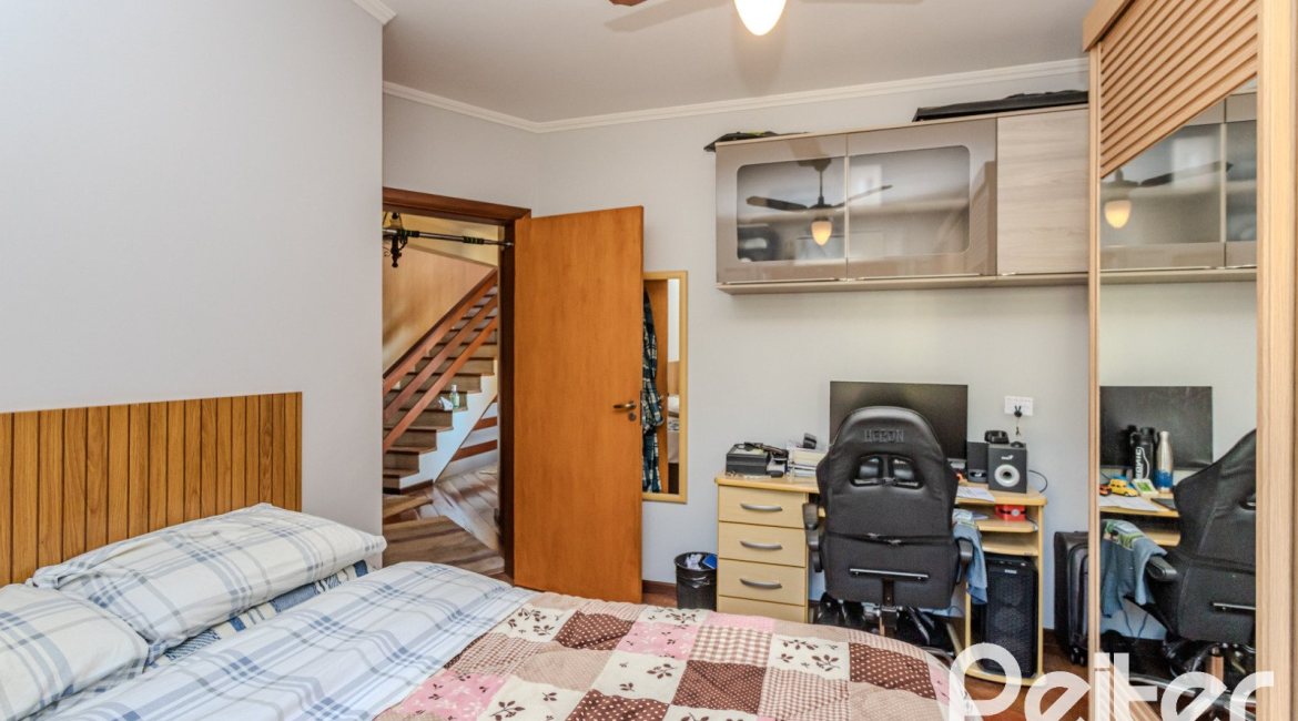Casa à venda com 446m², 4 dormitórios, 1 suíte, 4 vagas, no bairro Tristeza em Porto Alegre