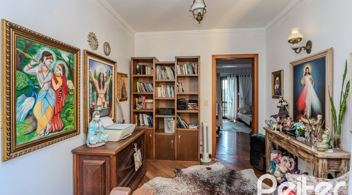 Casa à venda com 446m², 4 dormitórios, 1 suíte, 4 vagas, no bairro Tristeza em Porto Alegre