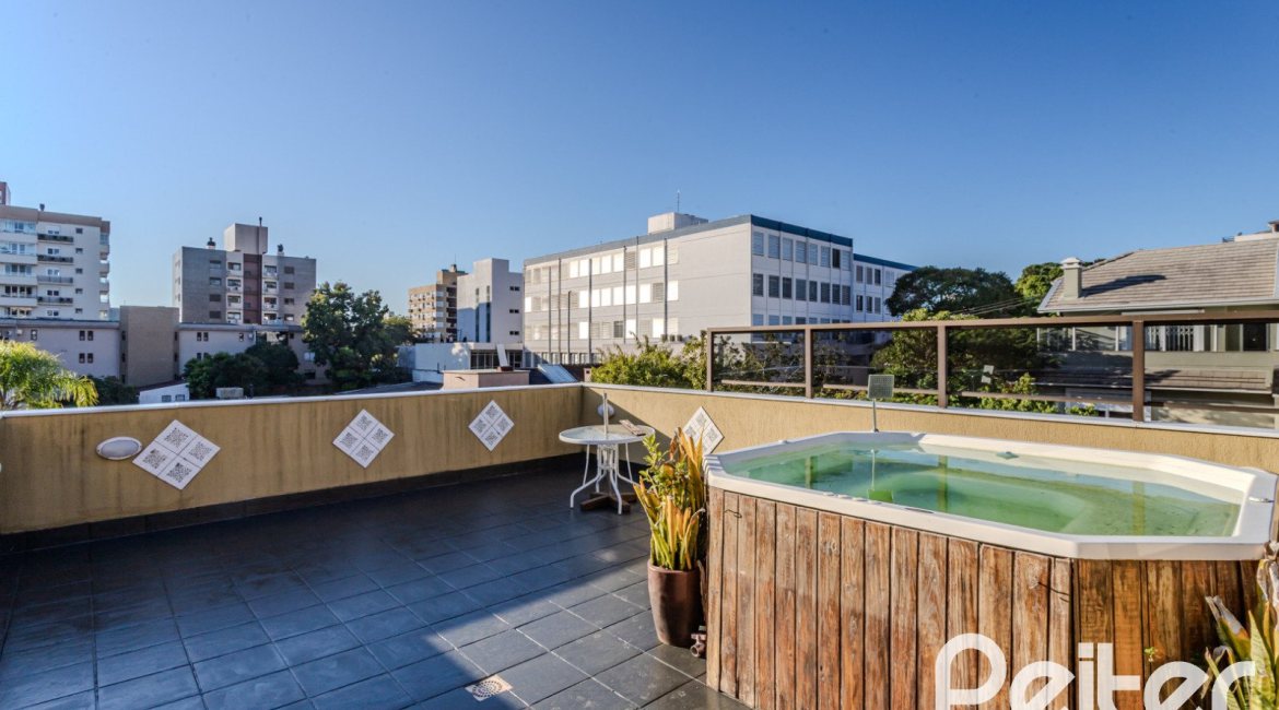 Casa à venda com 446m², 4 dormitórios, 1 suíte, 4 vagas, no bairro Tristeza em Porto Alegre