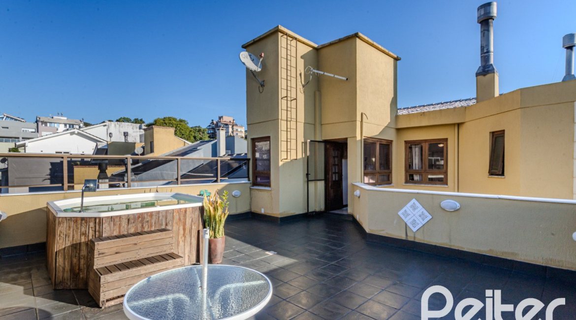 Casa à venda com 446m², 4 dormitórios, 1 suíte, 4 vagas, no bairro Tristeza em Porto Alegre