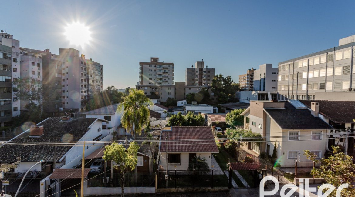 Casa à venda com 446m², 4 dormitórios, 1 suíte, 4 vagas, no bairro Tristeza em Porto Alegre