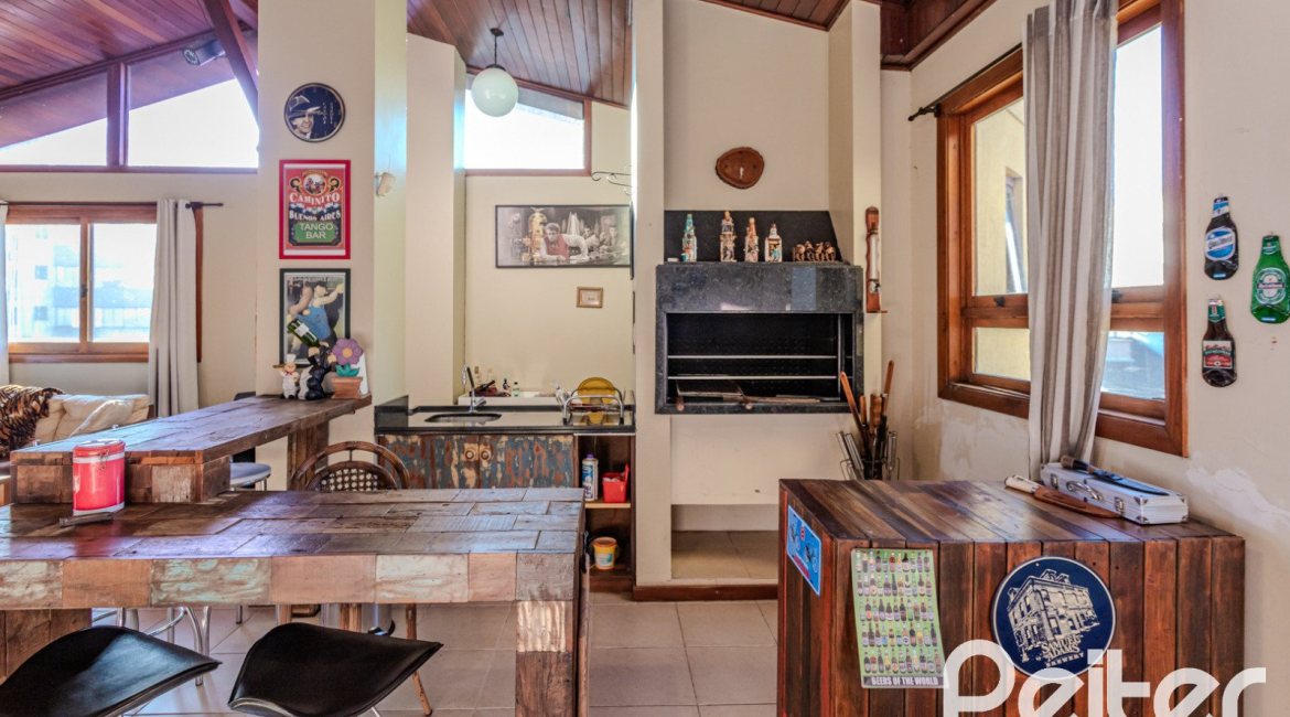 Casa à venda com 446m², 4 dormitórios, 1 suíte, 4 vagas, no bairro Tristeza em Porto Alegre