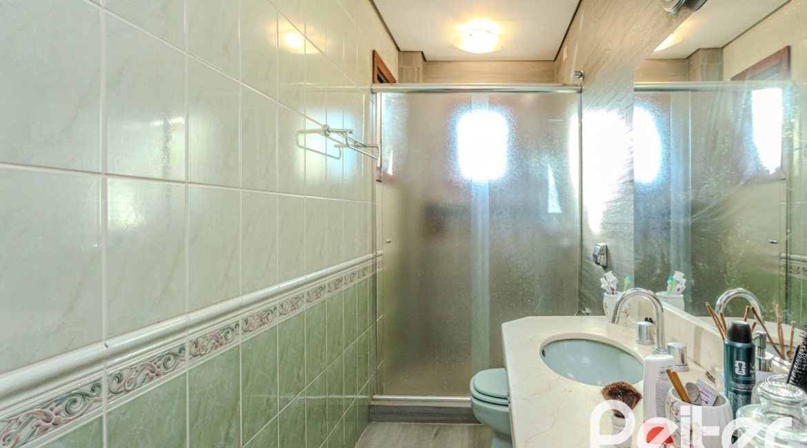 Casa à venda com 446m², 4 dormitórios, 1 suíte, 4 vagas, no bairro Tristeza em Porto Alegre
