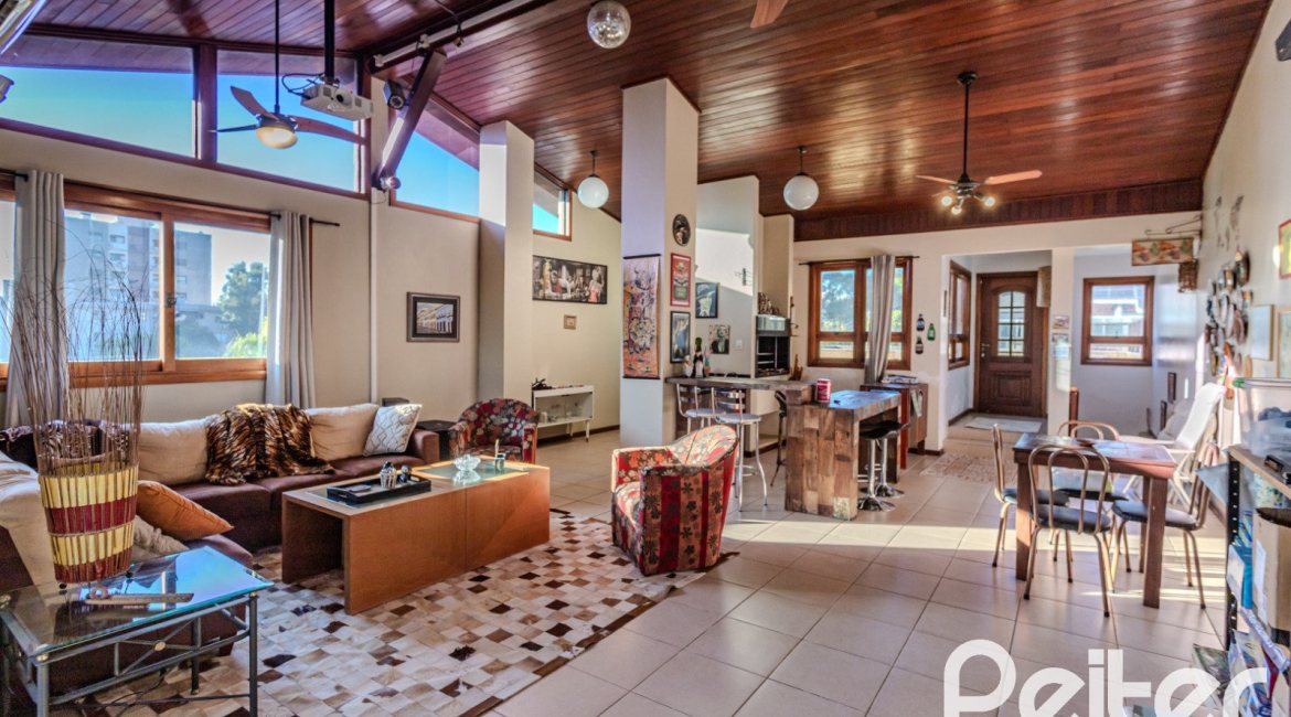 Casa à venda com 446m², 4 dormitórios, 1 suíte, 4 vagas, no bairro Tristeza em Porto Alegre