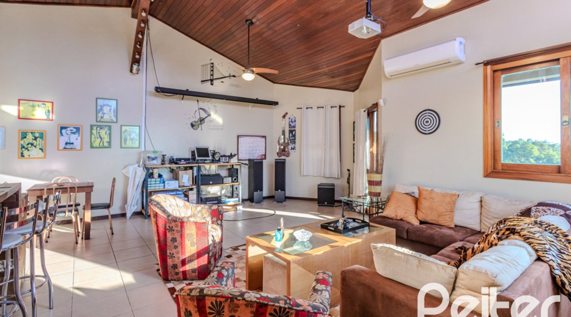 Casa à venda com 446m², 4 dormitórios, 1 suíte, 4 vagas, no bairro Tristeza em Porto Alegre