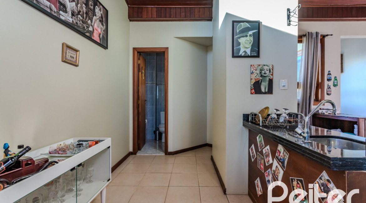 Casa à venda com 446m², 4 dormitórios, 1 suíte, 4 vagas, no bairro Tristeza em Porto Alegre