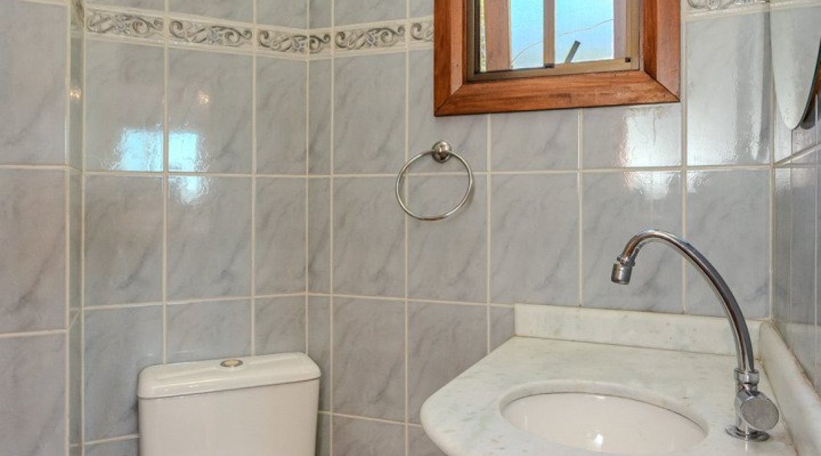 Casa à venda com 446m², 4 dormitórios, 1 suíte, 4 vagas, no bairro Tristeza em Porto Alegre