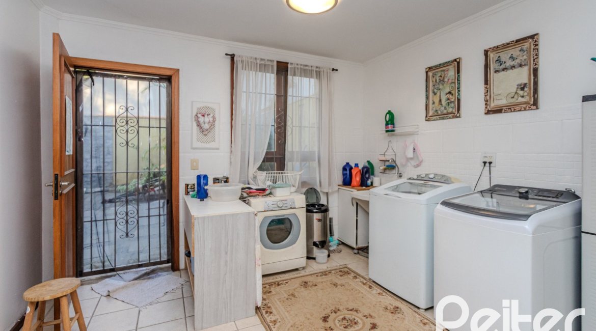 Casa à venda com 446m², 4 dormitórios, 1 suíte, 4 vagas, no bairro Tristeza em Porto Alegre