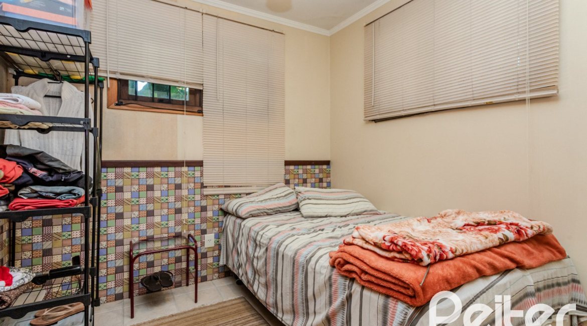 Casa à venda com 446m², 4 dormitórios, 1 suíte, 4 vagas, no bairro Tristeza em Porto Alegre