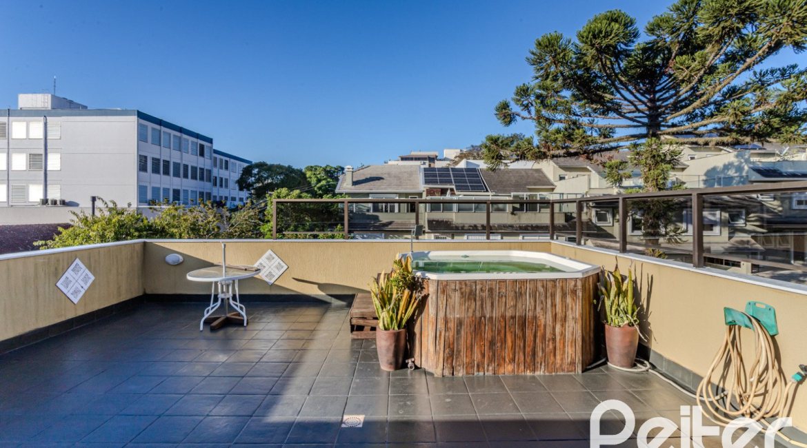 Casa à venda com 446m², 4 dormitórios, 1 suíte, 4 vagas, no bairro Tristeza em Porto Alegre