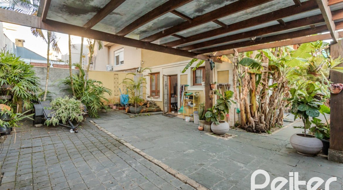 Casa à venda com 446m², 4 dormitórios, 1 suíte, 4 vagas, no bairro Tristeza em Porto Alegre