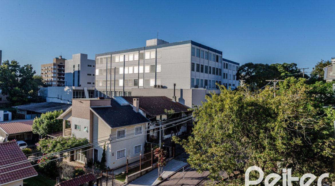 Casa à venda com 446m², 4 dormitórios, 1 suíte, 4 vagas, no bairro Tristeza em Porto Alegre