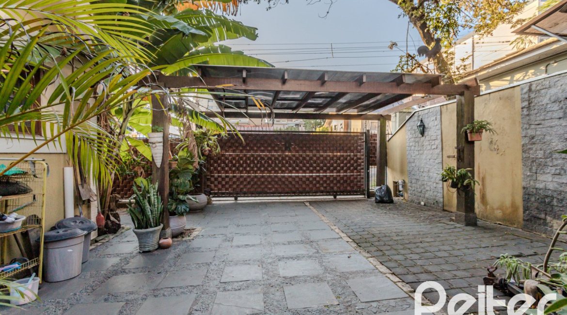 Casa à venda com 446m², 4 dormitórios, 1 suíte, 4 vagas, no bairro Tristeza em Porto Alegre