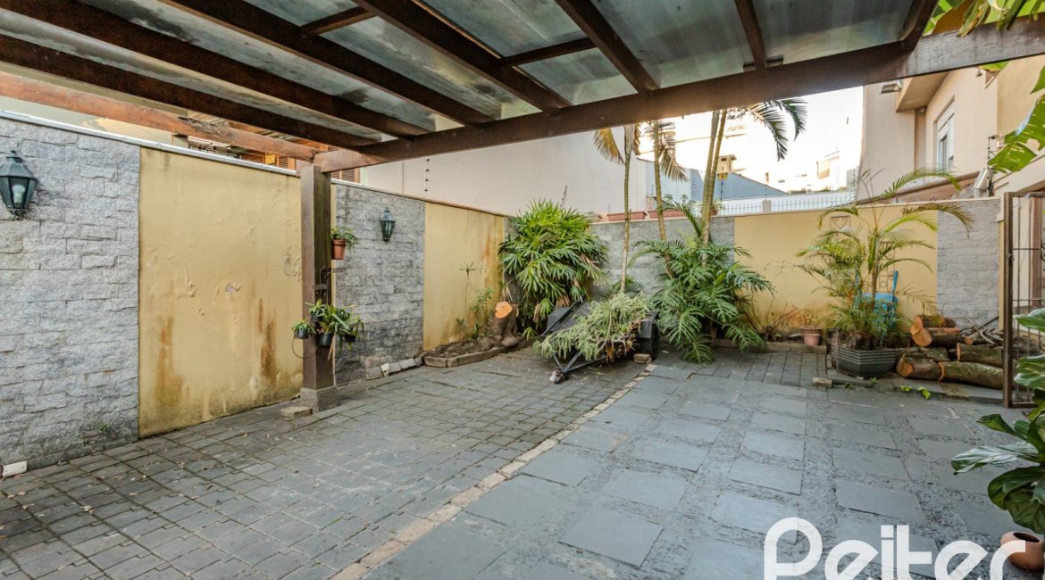Casa à venda com 446m², 4 dormitórios, 1 suíte, 4 vagas, no bairro Tristeza em Porto Alegre