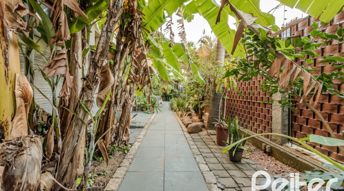 Casa à venda com 446m², 4 dormitórios, 1 suíte, 4 vagas, no bairro Tristeza em Porto Alegre