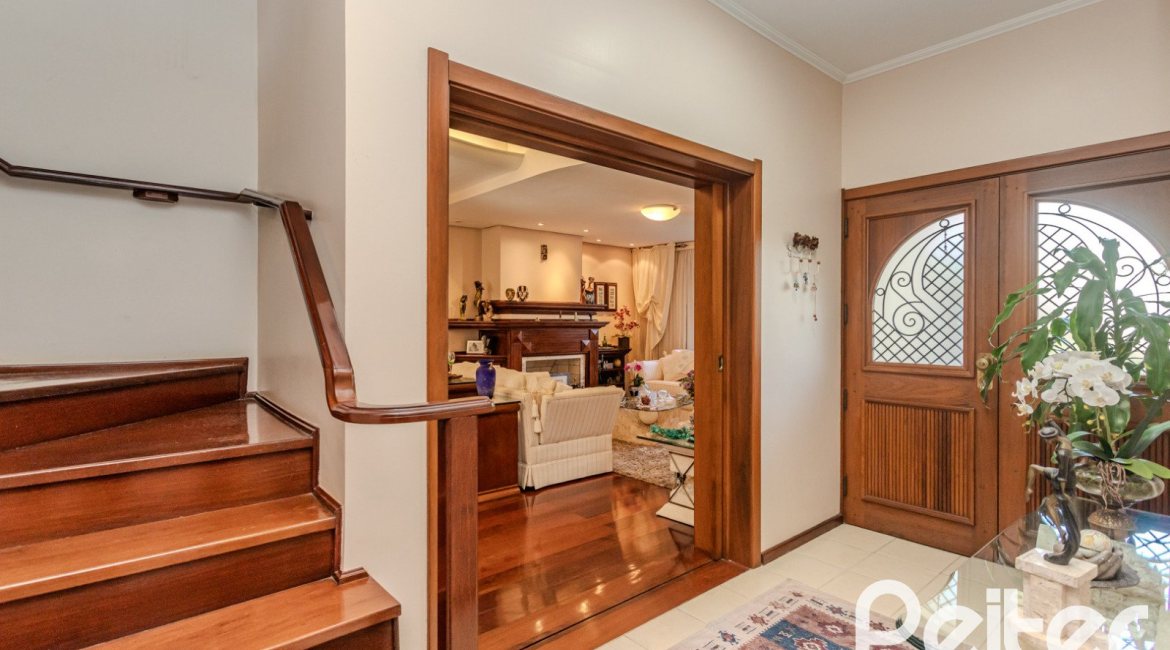 Casa à venda com 379m², 4 dormitórios, 2 suítes, 5 vagas, no bairro Ipanema em Porto Alegre