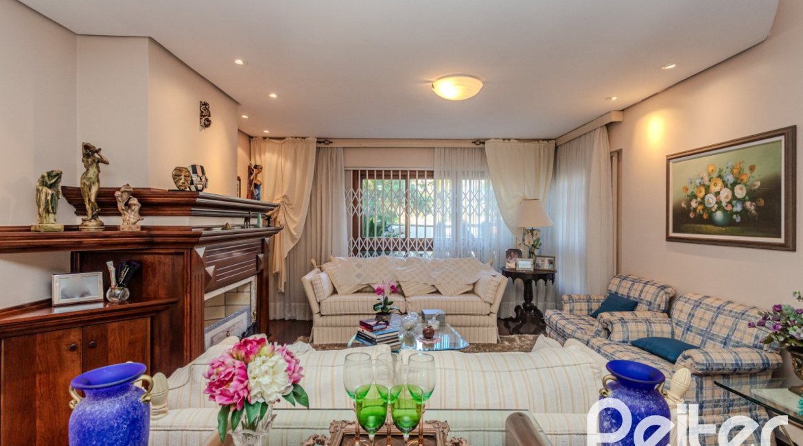Casa à venda com 379m², 4 dormitórios, 2 suítes, 5 vagas, no bairro Ipanema em Porto Alegre