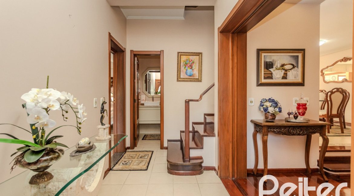 Casa à venda com 379m², 4 dormitórios, 2 suítes, 5 vagas, no bairro Ipanema em Porto Alegre