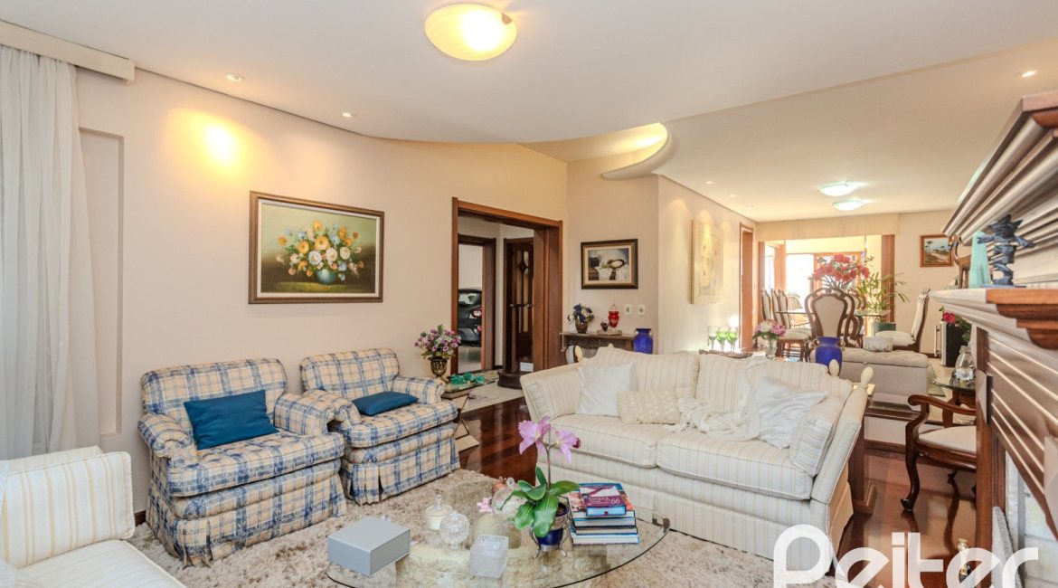 Casa à venda com 379m², 4 dormitórios, 2 suítes, 5 vagas, no bairro Ipanema em Porto Alegre