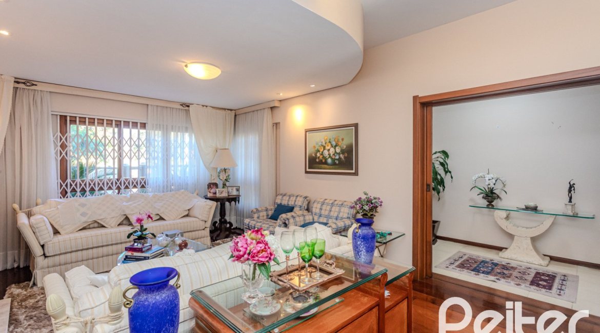 Casa à venda com 379m², 4 dormitórios, 2 suítes, 5 vagas, no bairro Ipanema em Porto Alegre