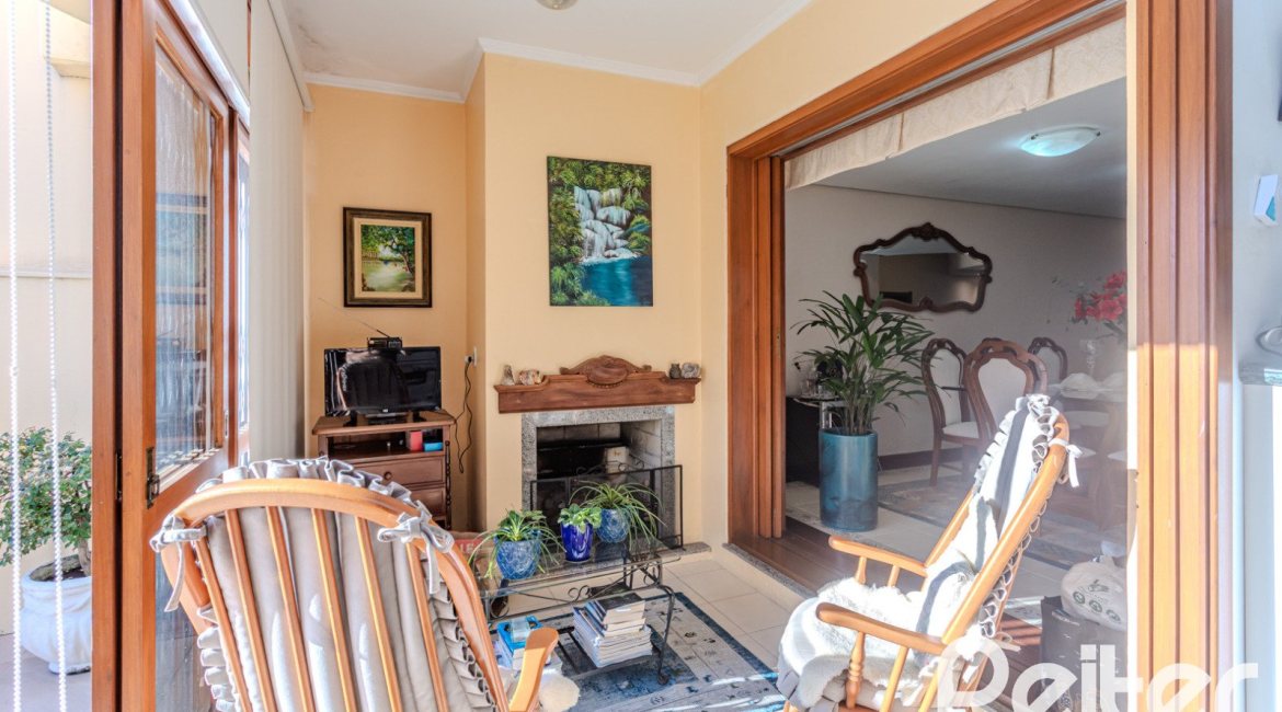 Casa à venda com 379m², 4 dormitórios, 2 suítes, 5 vagas, no bairro Ipanema em Porto Alegre