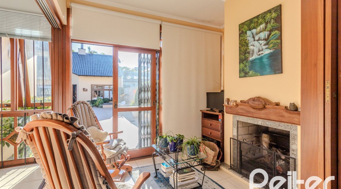 Casa à venda com 379m², 4 dormitórios, 2 suítes, 5 vagas, no bairro Ipanema em Porto Alegre
