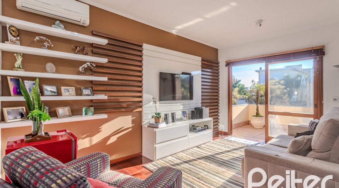 Casa à venda com 379m², 4 dormitórios, 2 suítes, 5 vagas, no bairro Ipanema em Porto Alegre