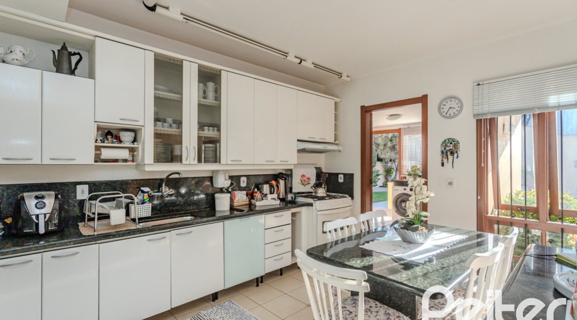Casa à venda com 379m², 4 dormitórios, 2 suítes, 5 vagas, no bairro Ipanema em Porto Alegre