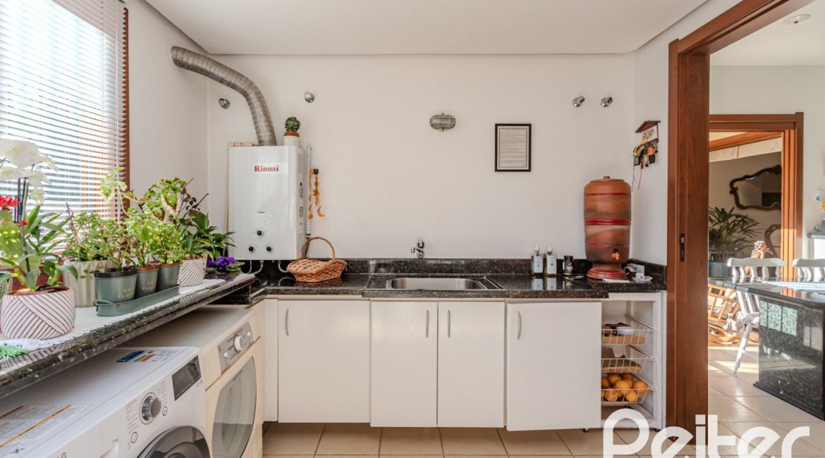 Casa à venda com 379m², 4 dormitórios, 2 suítes, 5 vagas, no bairro Ipanema em Porto Alegre