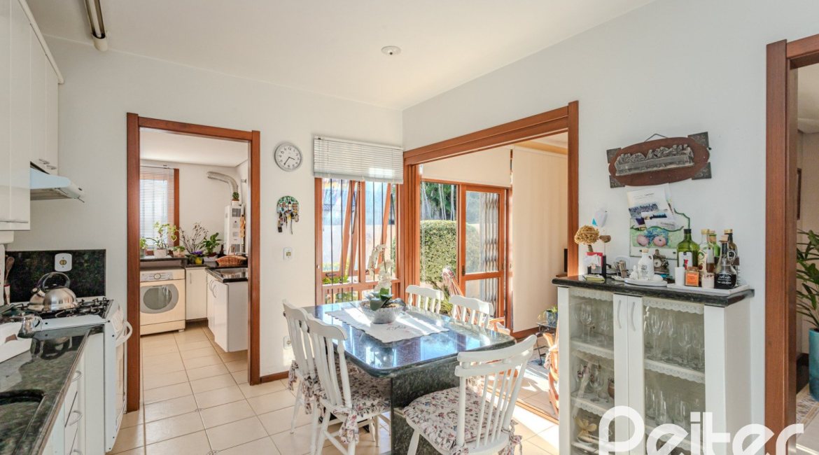 Casa à venda com 379m², 4 dormitórios, 2 suítes, 5 vagas, no bairro Ipanema em Porto Alegre